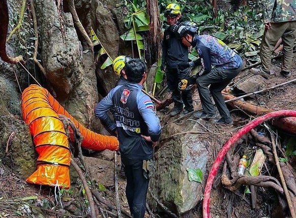 epa12994225 A handout photo made available by Metta Tham Kalasin Rescue shows Thai rescuers on a mission to free seven Laotians trapped in a flooded cave in Xaysomboun province, Laos, 25 May 2026 (iss ...
