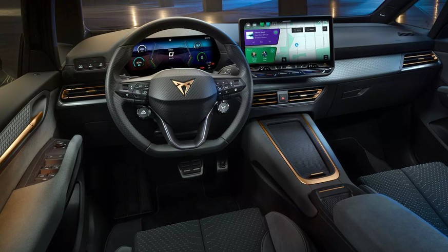 Das Lenkrad bekommt wieder physische Tasten, insbesondere das Display hinter dem Lenkrad wird deutlich grösser.