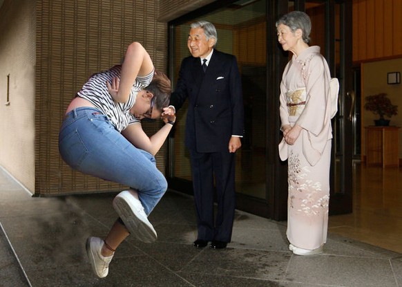 photoshop battle schlafende studentin http://www.boredpanda.com/girl-falls-asleep-chair-university-library-photoshop-battle/?page_numb=1