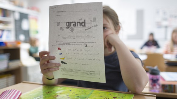 ARCHIVBILD ZU DEN HEUTIGEN DEBATTEN UM DAS FRUEHFRANZOESISCH, AM MITTWOCH, 3. MAI 2017 - A French lesson of a middle school class at the day school Bungertwies in Zurich, Switzerland, on March 12, 201 ...