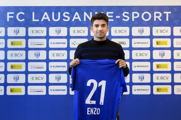 Enzo Zidane, le nouveau joueur du FC Lausanne-Sport, pose avec son maillot lors d&#039;une conference de presse ce vendredi 5 janvier 2018 a Lausanne. (KEYSTONE/Jean-Christophe Bott)