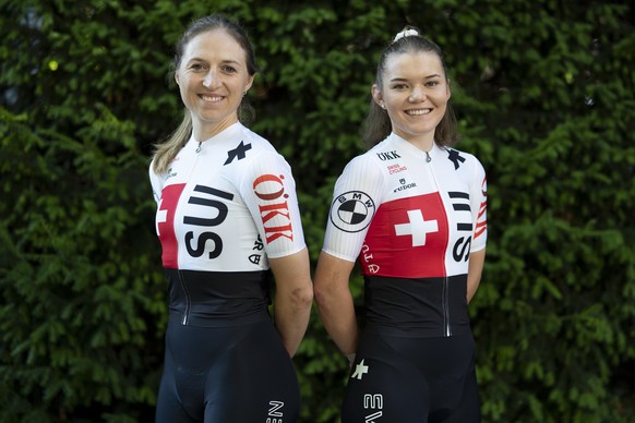 Caroline Baur, links, und Noemi Rueegg, rechts, bei der Praesentation der neuen Trikots an der Eroeffnungsmedienkonferenz von Swiss Cycling zur Rad-WM in Zuerich, am Samstag, 21. September 2024 in Zue ...