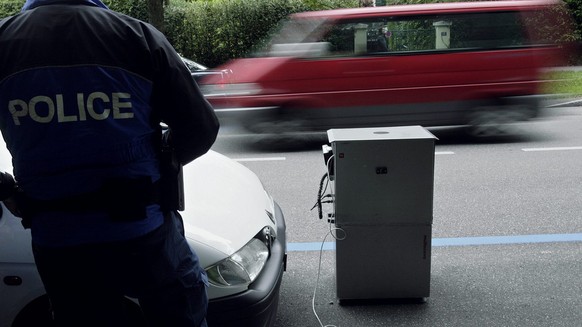 Un policier de la gendarmerie genevoise effectue un controle de vitesse aux abords d&#039;une ecole, lors de la rentree scolaire, ce lundi 28 aout 2006 a Geneve. La police genevoise effectue un renfor ...