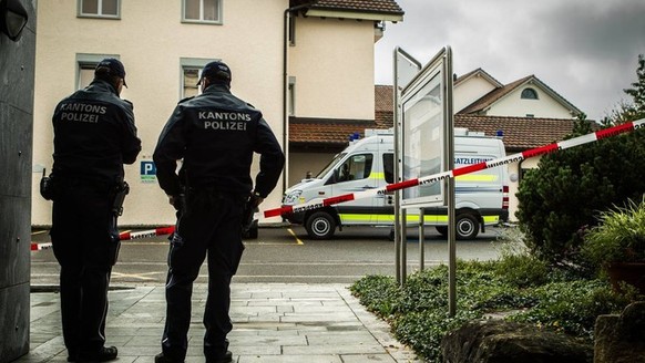 Als die Polizei den Täter fasste, verletzte der sich mit einem Messer.