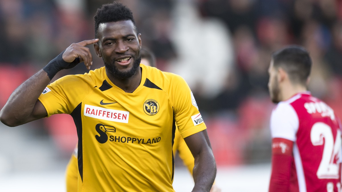 l'attaquant bernois Jean-Pierre Nsame, gauche, celebre le premier but bernois devant le milieu valaisan Bastien Toma, droite, lors de la rencontre de football de Super League entre le FC Sion et  ...