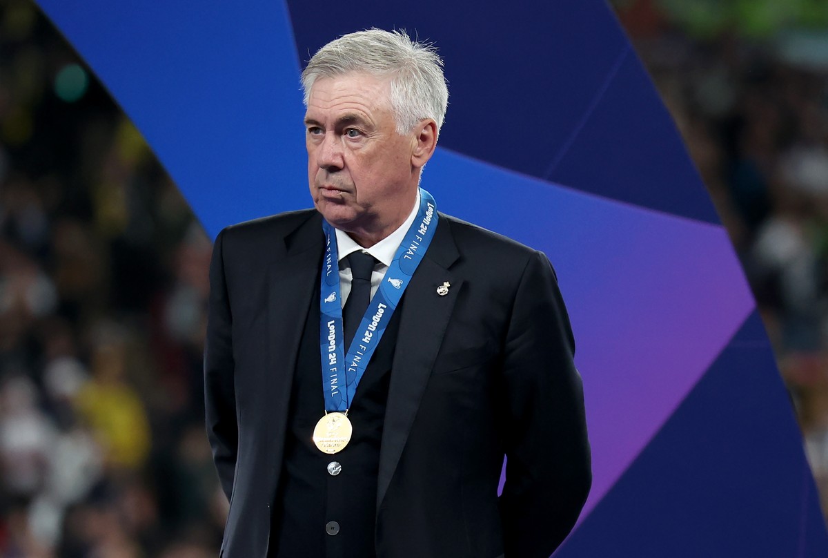 epa11384943 Real Madrid head coach Carlo Ancelotti waits for the start of the trophy ceremony after picking up his winner's medal following the UEFA Champions League final match of Borussia Dortm ...