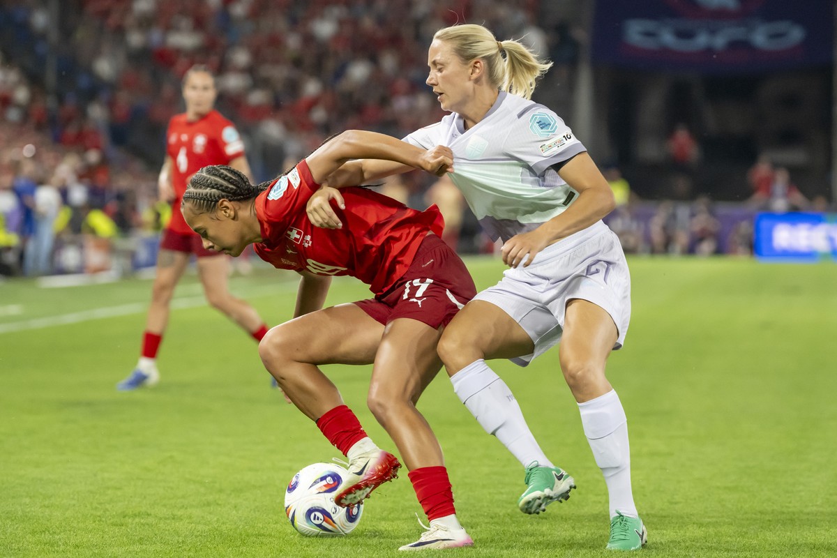 Switzerland's forward Iman Beney, left, against Norway's midfield Lisa Naalsund, right, during the UEFA Women's EURO 2025 Group A soccer match between Switzerland and Norway at the St.  ...