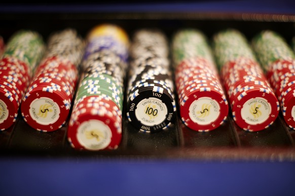 ARCHIVBILD ZUR ABSTIMMUNG UEBER DAS GELDSPIELGESETZ --- Poker chips pictured at the Swiss Casino Zuerich in Zurich, Switzerland, on October 24, 2015. The Swiss Casino Zuerich was opened in 2012 and is ...