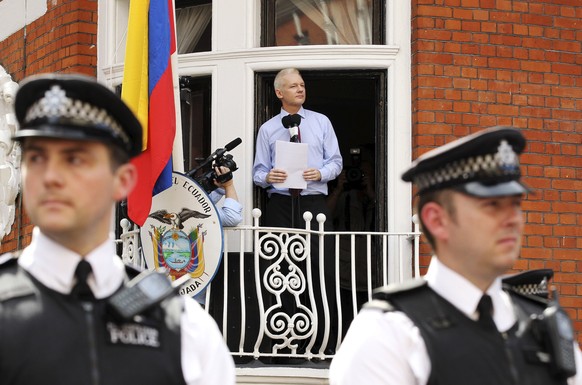 WikiLeaks founder Julian Assange speaks to the media outside the Ecuador embassy in west London in this August 19, 2012 file photo. Assange should be allowed to go free from the Ecuadorian embassy in  ...
