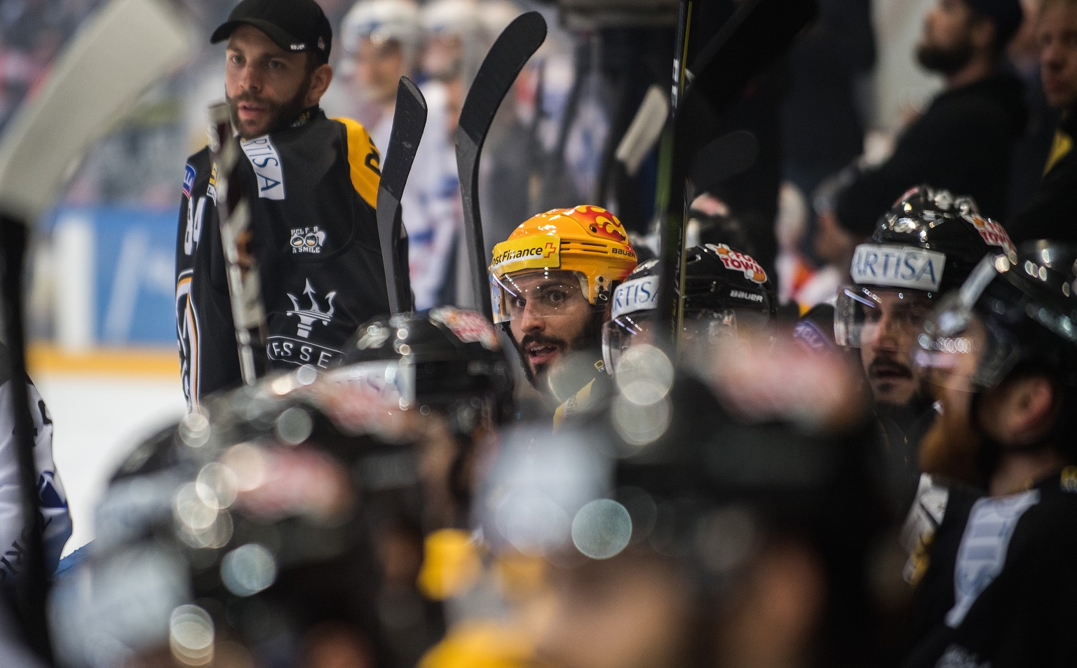 Lugano’s player Maxime Lapierre, centre, reacts during the first match of the playoff final of the National League between HC Lugano and ZSC Lions, at the ice stadium Resega in Lugano, on Thursday, Ap ...