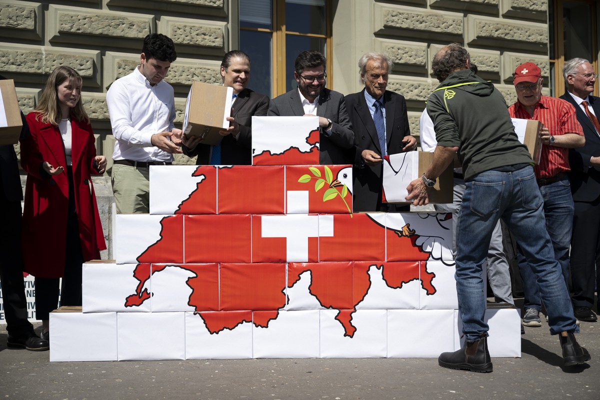 Unterstuetzer reichen die Schachteln mit den gesammelten Unterschriften weiter, anlaesslich der Einreichung der eidgenoessischen Volksinitiative "Wahrung der schweizerischen Neutralitaet (Neutral ...