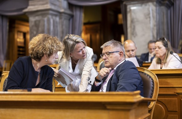 Diskussion unter Mitgliedern der Mitte, von links, Marianne Maret, Mitte-VS, Andrea Gmuer, Mitte-LU, und Charles Juillard, Mitte-JU, an der Sommersession der Eidgenoessischen Raete, am Montag, 12. Jun ...