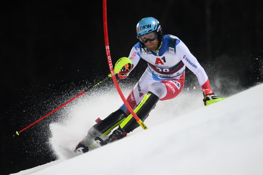 epa09708902 Reto Schmidiger of Switzerland in action during the first run of the men&#039;s Slalom race of the FIS Alpine Skiing World Cup event in Schladming, Austria, 25 January 2022. EPA/CHRISTIAN  ...