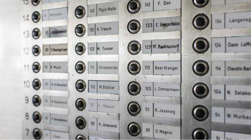 Grosse Namenvielfalt innerhalb eines Klingelbretts eines Hochhauses. (Symbolbild)