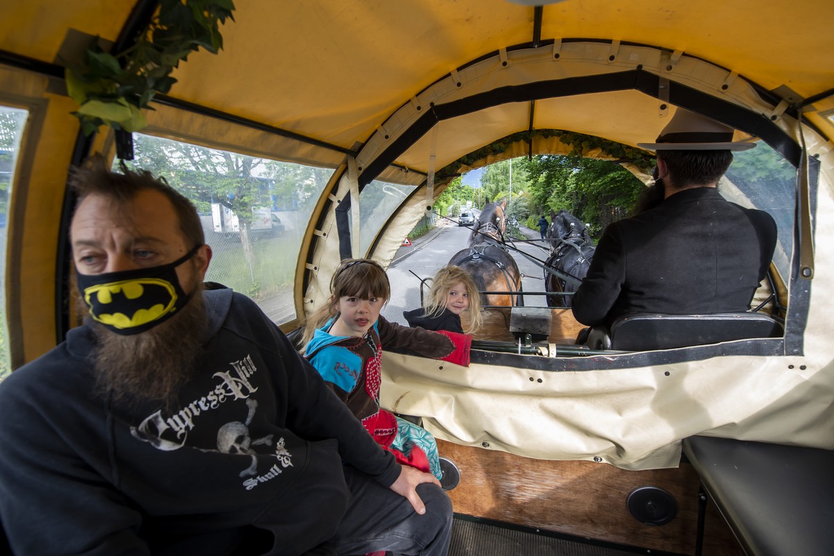 Des personnes utilisent l'hippobus de Meyrin, lors d'une presentation a la presse et d'un test, ce mercredi 19 mai 2021 a Meyrin pres de Geneve. Des caleches tirees par des chevaux pour ...