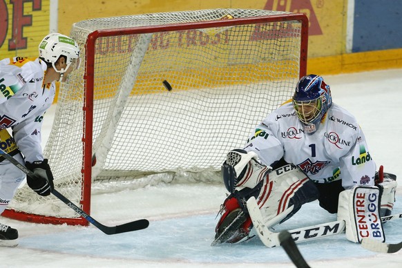 Die Bieler Mike Lundin und Torhueter Jonas Hiller, rechts, beim Eishockey Meisterschaftsspiel zwischen dem EV Zug und dem EHC Biel, am Freitag, 23. September 2016, in der Bossard Arena in Zug. (KEYSTO ...