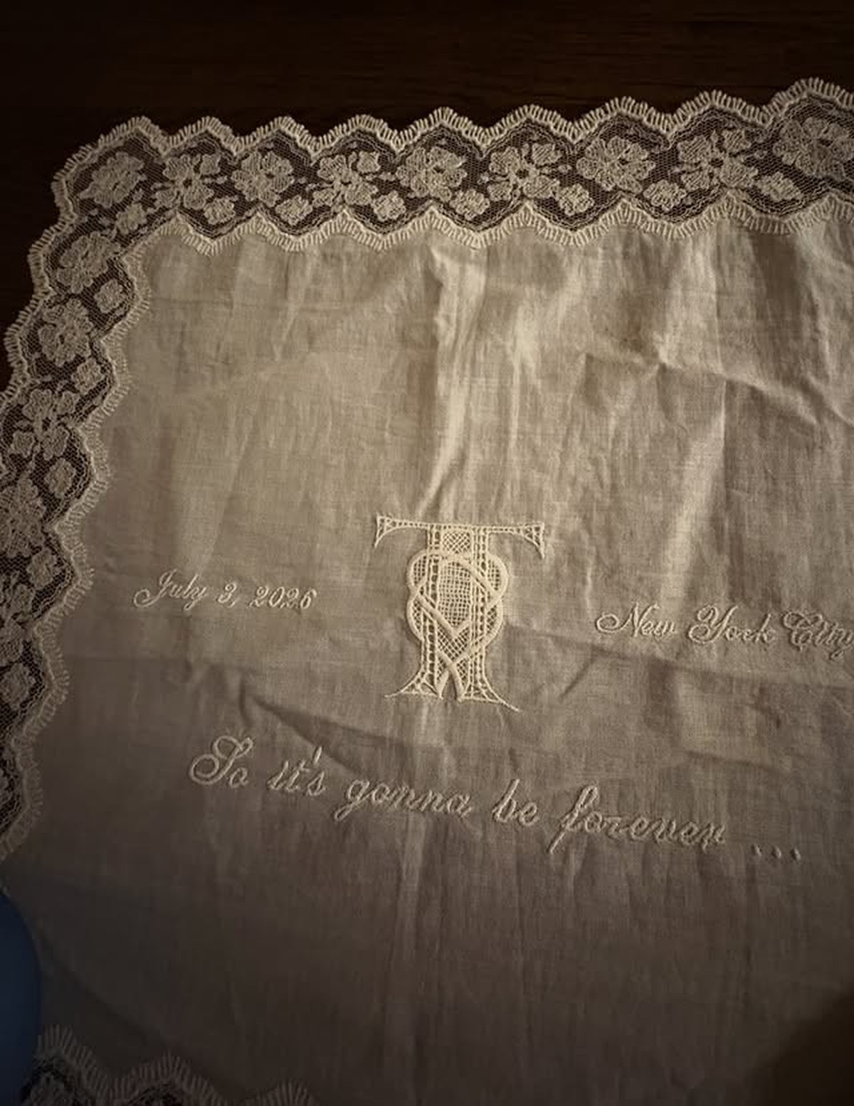 Le couple avait également offert aux invités des mouchoirs brodés pour les moments d'émotion durant la soirée.