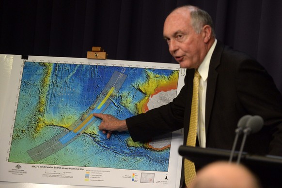 Premierminister&nbsp;Warren Truss zeigt das neue Suchgebiet.