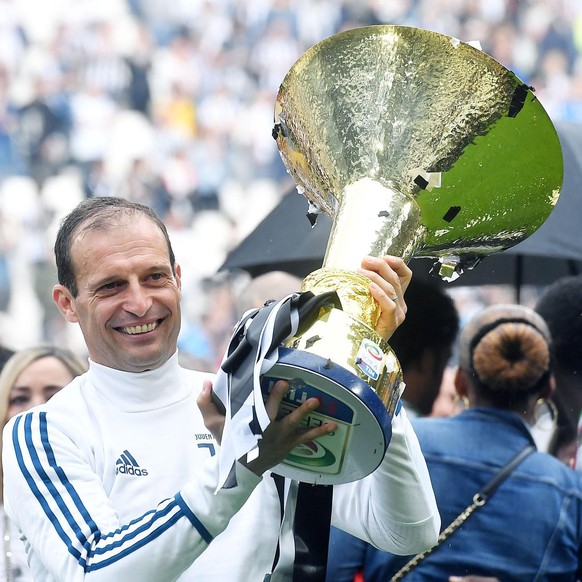 epa06750834 Juventus&#039; coach Massimiliano Allegri celebrates after winning the Italian Serie A Championship (&quot;Scudetto&quot;) at the end of the Italian Serie A soccer match Juventus FC vs Hel ...