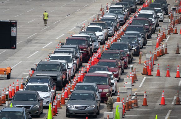 epa08361079 The Florida Army National Guard&#039;s members conduct nasal swabs and Coronavirus tests at the testing Location at Hard Rock Café Miami&#039;s Super Bowl stadium?s parking lot in Miami, F ...