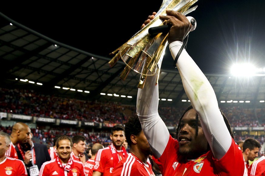 Sanches – damals noch bei Benfica Lissabon – mit dem Pokal des Ligacups.