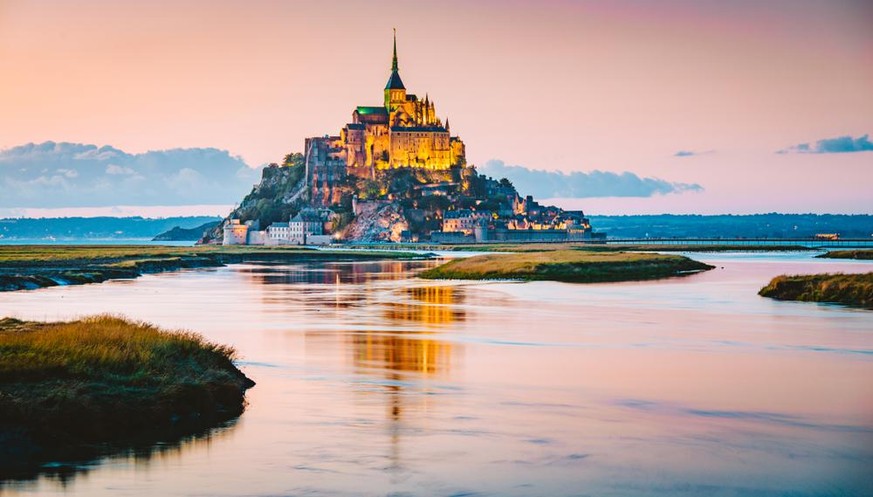 Die französische Gemeinde Le Mont Saint-Michel beim Sonnenuntergang.