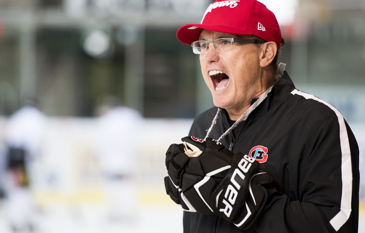 Larry Huras, le nouvel entraineur du HC Fribourg-Gotteron, donne des inducations lors d'un entrainement avec sa nouvelle equipe, ce lundi, 26 septembre 2016, a la patinoire BCF Arena. Larry Huras ...