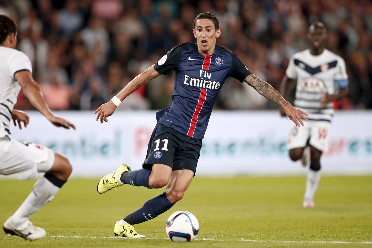 Paris St Germain's Angel Di Maria controls the ball during their French Ligue 1 soccer match against Bordeaux at Parc des Princes stadium in Paris, France, September 11, 2015. REUTERS/Charles Pla ...
