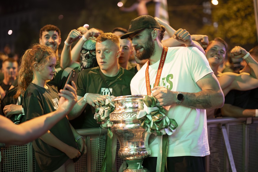 Torhueter Lukas Watkowiak vom FC St. Gallen feiert den Sieg mit der Trophae und Fans nach dem Fussball Cupfinal gegen den FC Stade Lausanne-Ouchy, am Sonntag, 24. Mai 2026, in St. Gallen. (KEYSTONE/Gi ...