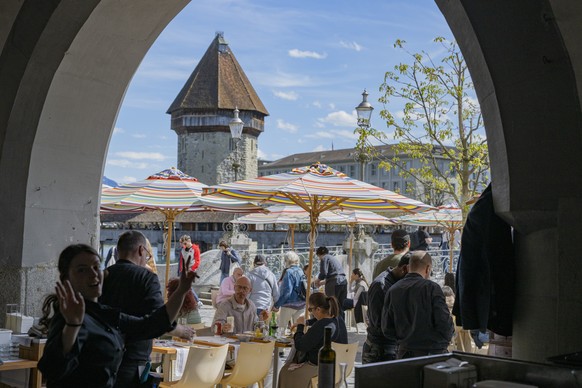 Tagesbesucher und Touristen geniessen das tolle Fruehlingswetter am See und Reussufer in der Stadt Luzern am Vierwaldstaettersee am Ostersonntag, 5. April 2026 in Luzern. (KEYSTONE/Urs Flueeler)