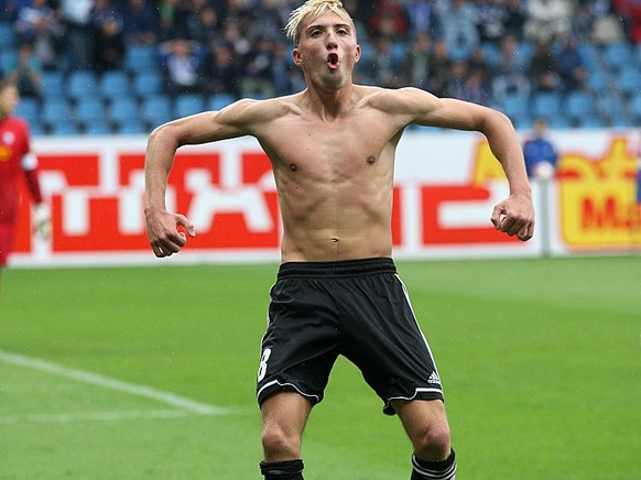 Bildnummer: 11295830 Datum: 26.08.2012 Copyright: imago/Christoph Reichwein
26.08.2012, Bochum, Fussball, 2. Bundesliga, VfL Bochum - VfR Aalen. Kevin Kampl (Aalen) jubelt mit nacktem OberkÃ¶rper nac ...