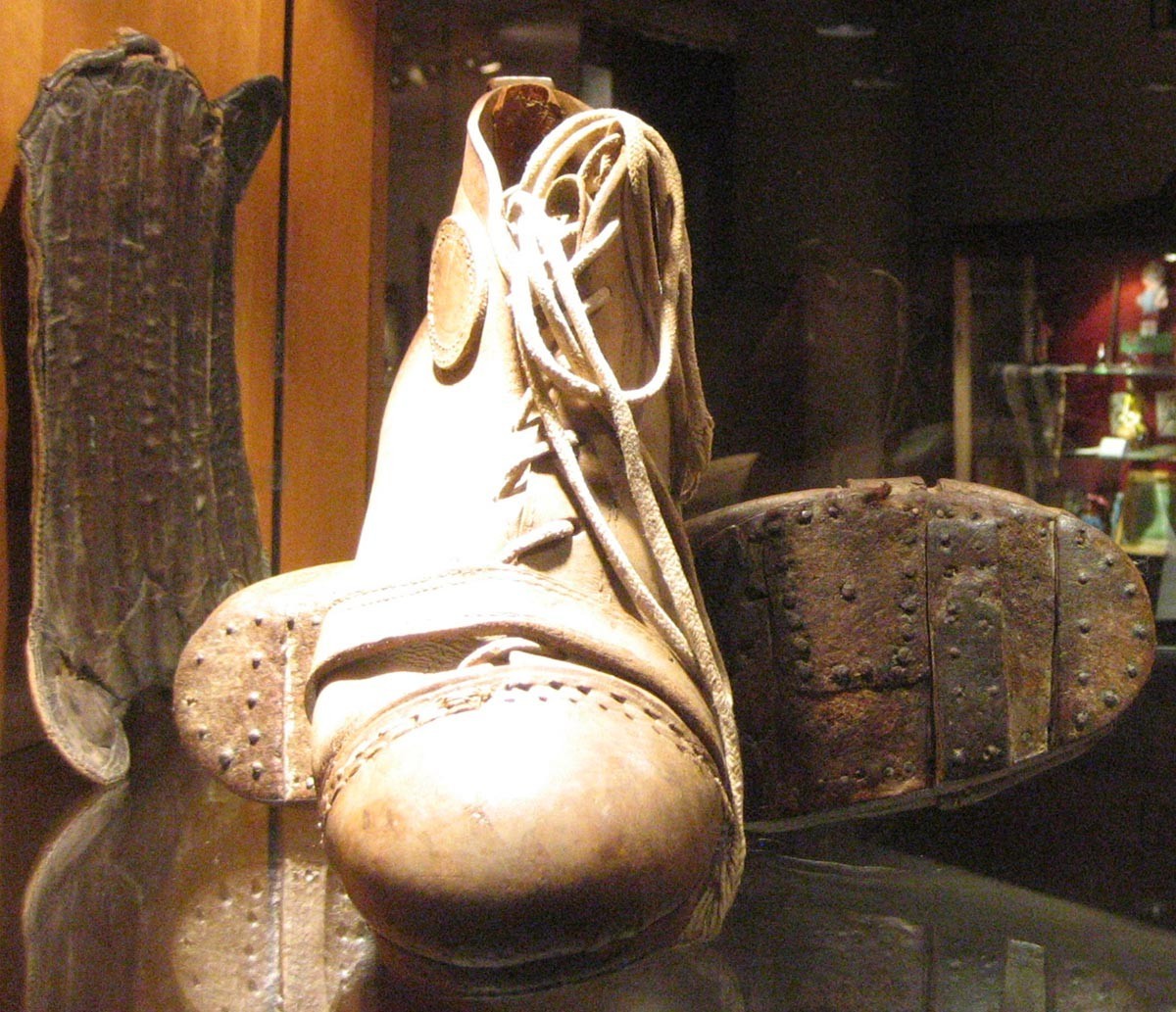 Fussballschuhe von Ricardo Zamora, aktiv zwischen 1914 und 1938.
https://commons.wikimedia.org/wiki/File:Botas_de_Ricardo_Zamora.jpg