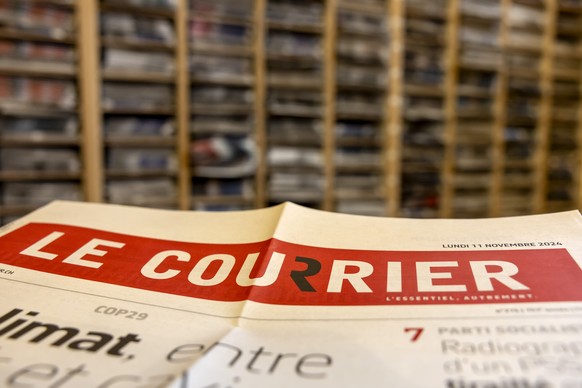 Une edition du journal Le Courrier est photographiee lors de l&#039;appel a signataires dans le cadre de l&#039;avenir de la presse regionale pour la survie des titres regionaux durant une conference  ...