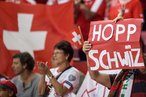 Switerland&#039;s spectators cheers during the 2018 Fifa World Cup Russia group B qualification soccer match between Portugal and Switzerland at the Estadio da Luz stadium, in Lisbon, Portugal, Tuesda ...