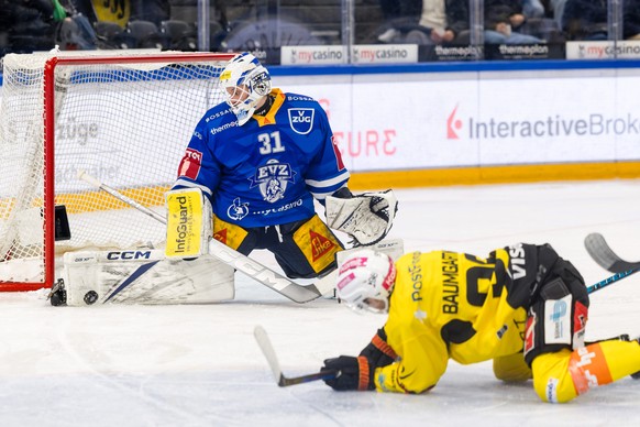 Torhueter Santo Simmchen (EVZ) haelt einen Schuss von Benjamin Baumgartner (SCB) im Spiel der Eishockey National League zwischen dem EV Zug, EVZ, und dem SC Bern, SCB, am Mittwoch, 13. November 2024 i ...