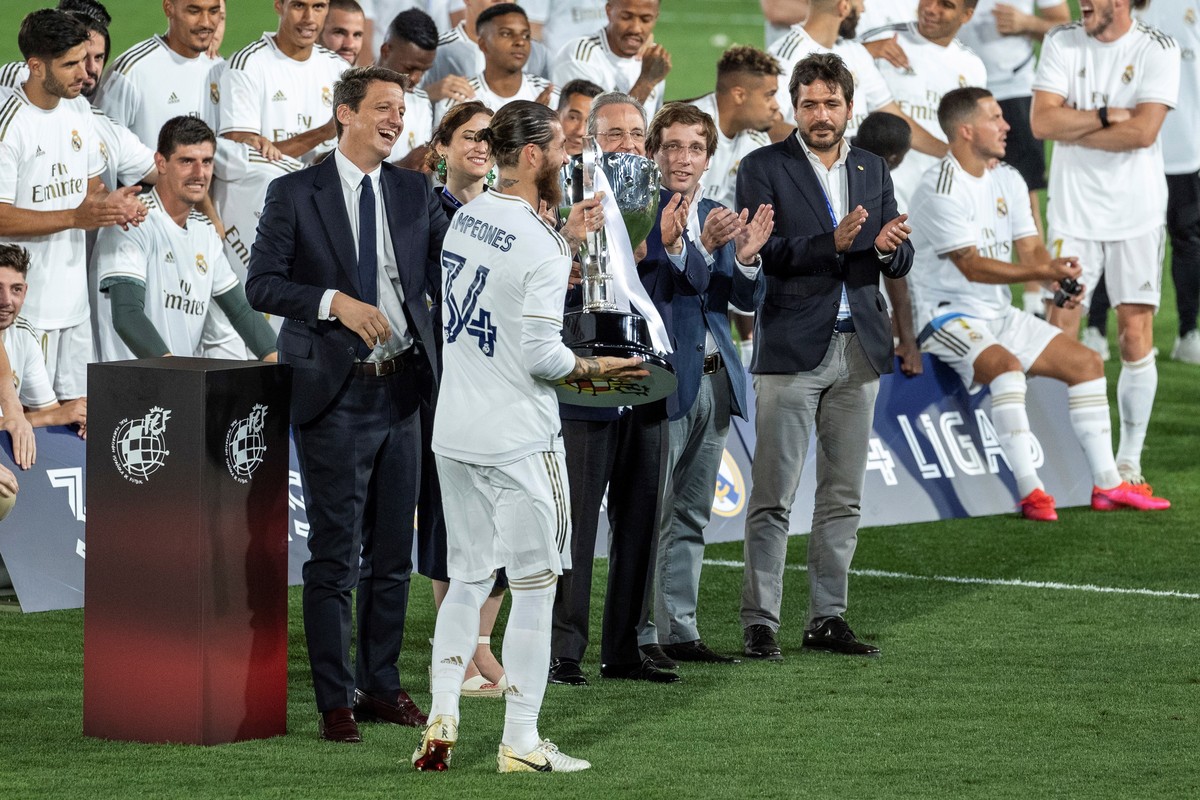 epa08550882 Real Madrid's captain Sergio Ramos (C) lifts the trophy after winning Villarreal CF in their Spanish LaLiga soccer match held at Alfredo Di Estefano Stadium, in Madrid, Spain, 16 July ...
