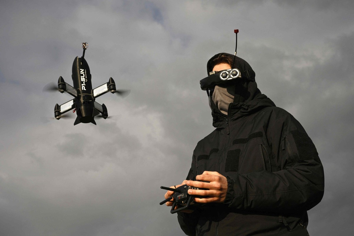 Un employé de la société ukrainienne SkyFall effectue un vol d'essai avec un drone intercepteur P1-Sun dans un lieu tenu secret en Ukraine, le 19 mars 2026, alors que l'invasion russe de l&# ...