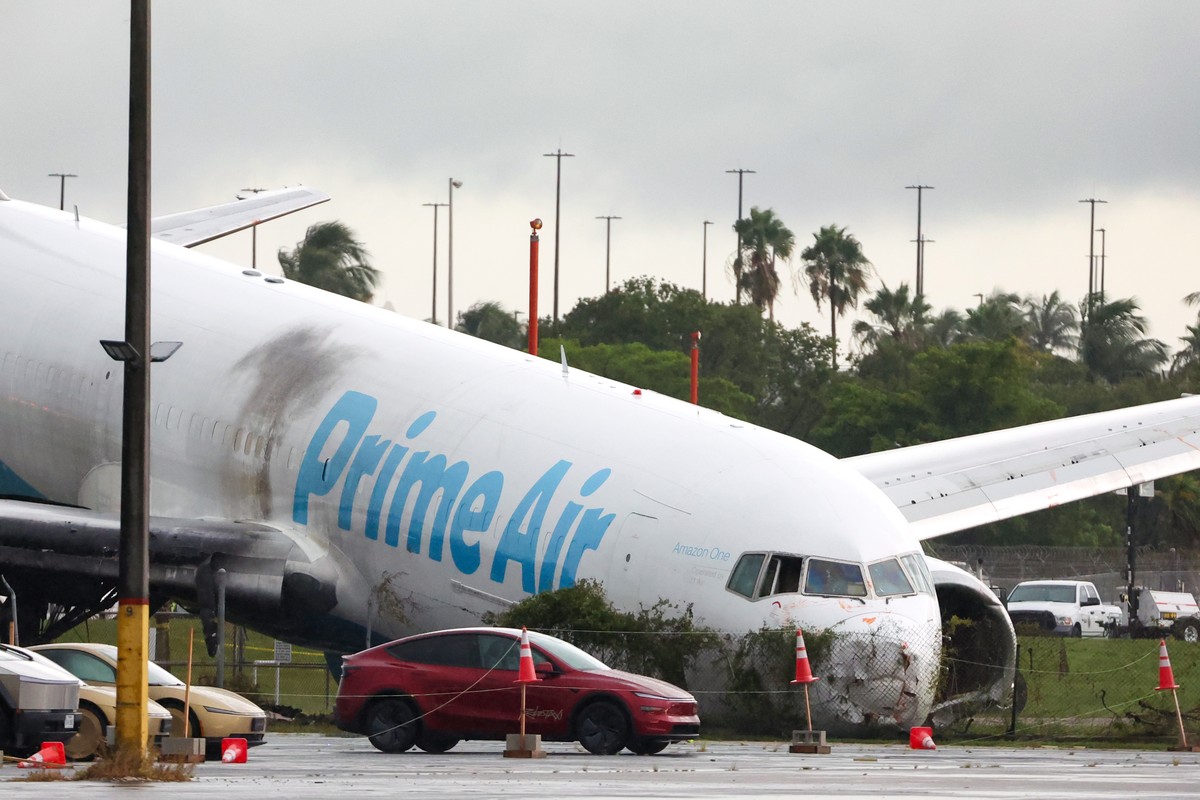 An Amazon cargo plane sits at Miami International Airport after overshooting a runway on Monday, Sept. 7, 2026, in Miami. (AP Photo/David Santiago)
Amazon Plane Overruns Runway