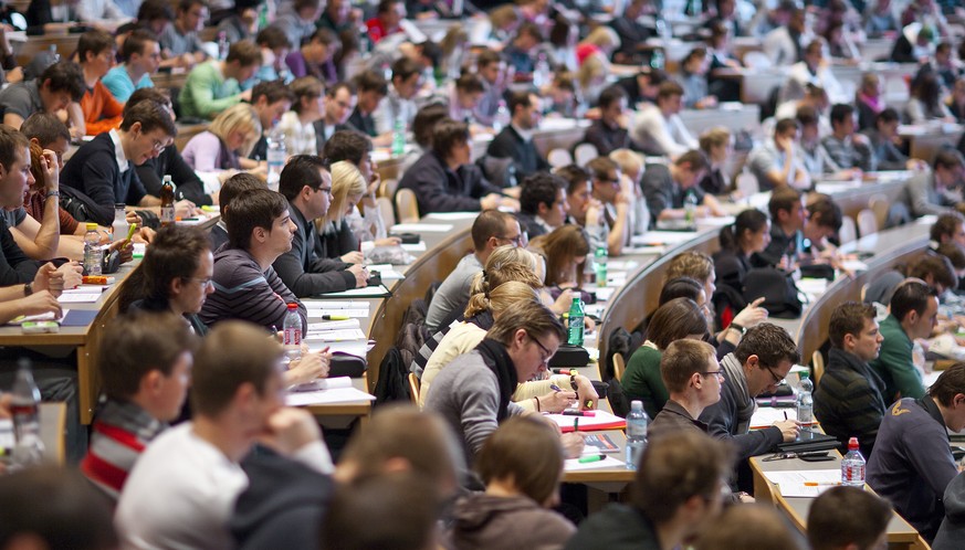 Vorlesung an der Universität St.Gallen: Eine Umfrage zeigt keine absolute, aber doch eine relative Mehrheit für die Einführung einer Zugangsbeschränkung für die sogenannten «weichen Fächer». (Archivbi ...