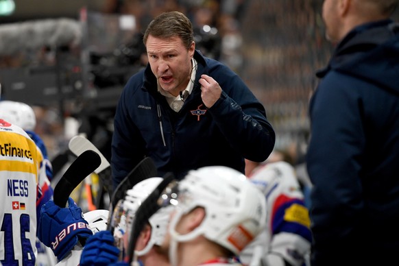 Kloten&#039;s Head Coach Jeff Tomlinson, during the preliminary round game of the National League Swiss ice hockey championship 2022/23 between HC Ambri-Piotta and the EHC Kloten at the Gottardo Arena ...