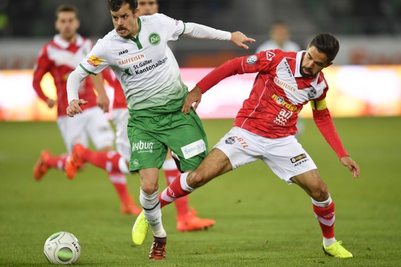 Der St. Galler Tranquillo Barnetta, links, wird von Luganos Jonathan Sabbatini ausgebremst, im Fussball Super League Spiel zwischen dem FC St. Gallen und dem FC Lugano, am Samstag, 18. November 2017,  ...