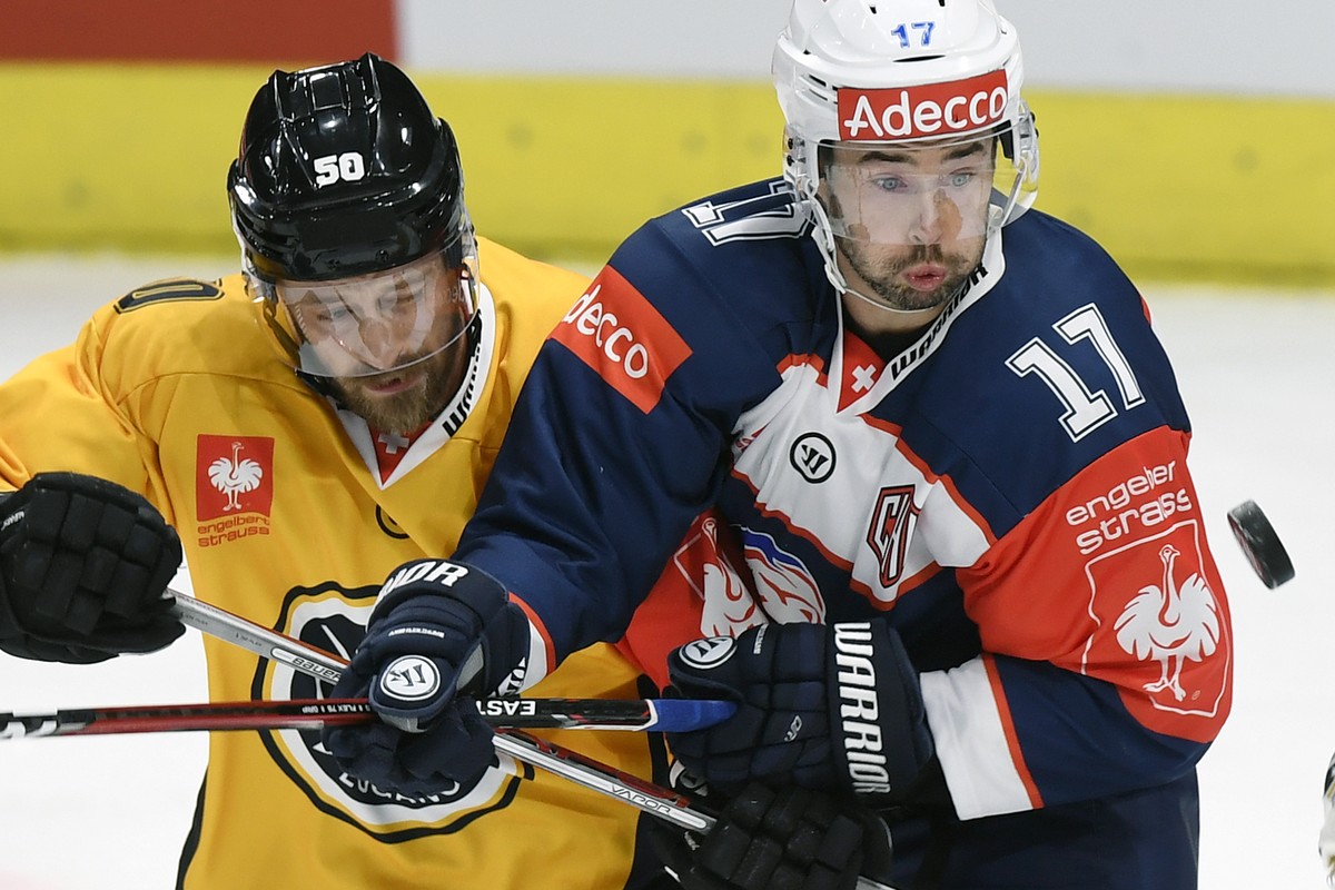 Zurich's Ryan Shannon, right, fights for the puck against Lugano's Daniel Sondell, left, during the ice hockey Champions League match 1/8 Final between HC Lugano and ZSC Lions in Zurich, Swi ...