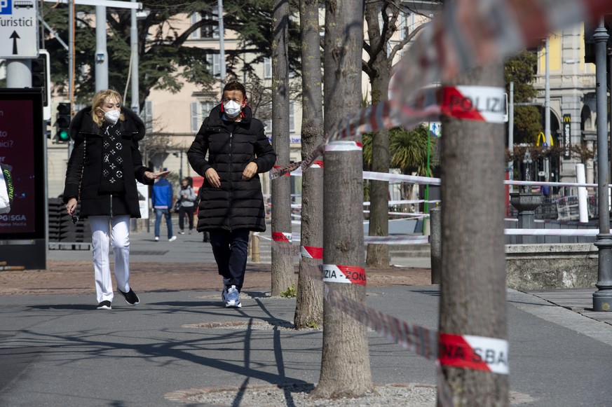 Spaziergaenger ausserhalb der wegen der Coronakrise abgesperrten Zone am Ufer des Luganersees, am Donnerstag, 2. April 2020, in Lugano. (KEYSTONE/Ti-Press/Francesca Agosta)