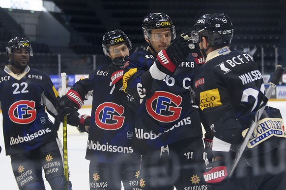Gotterons Julien Sprunger, Mitte-rechts, jubelt nach seinem Tor zum 2:0 mit Gotterons Samuel Walser, rechts, und Gotterons Dave Sutter, links, und Gotterons Benoit Jecker, mitte-links, beim Eishockey  ...