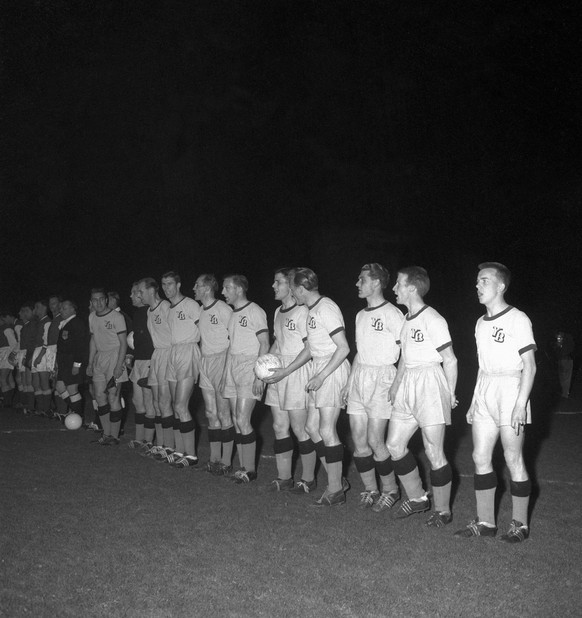 ARCHIVBILD ZUM KEYSTONE-SDA-TEXT ZU YB-REIMS 1959 --- Die Mannschaft der Young Boys vor dem Anpfiff des Halbfinals im UEFA-Meistercup zwischen YB und Stade Reims im Wankdorf-Stadion in Bern, Schweiz,  ...