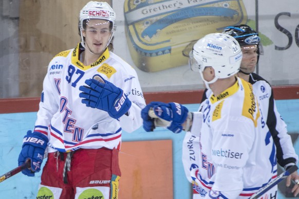 Klotens Thierry Bader, links, und Tommi Santala, rechts, jubeln, waehrend dem Meisterschaftsspiel der National League, zwischen den SCL Tigers und dem EHC Kloten, am Samstag 3. Maerz 2018 in der Ilfis ...