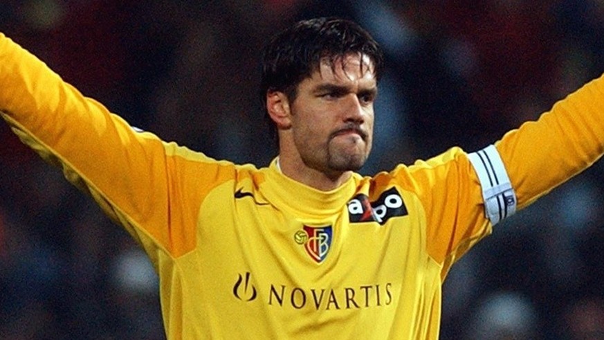 FC Basel&#039;s Goalie Pascal Zuberbuehler freut sich ueber ein Tor seiner Mannschaft im Super League Spiel Grasshoppers gegen FC Basel am Sonntag, 5. Dezember 2004, in Zuerich. (KEYSTONE/Steffen Schm ...