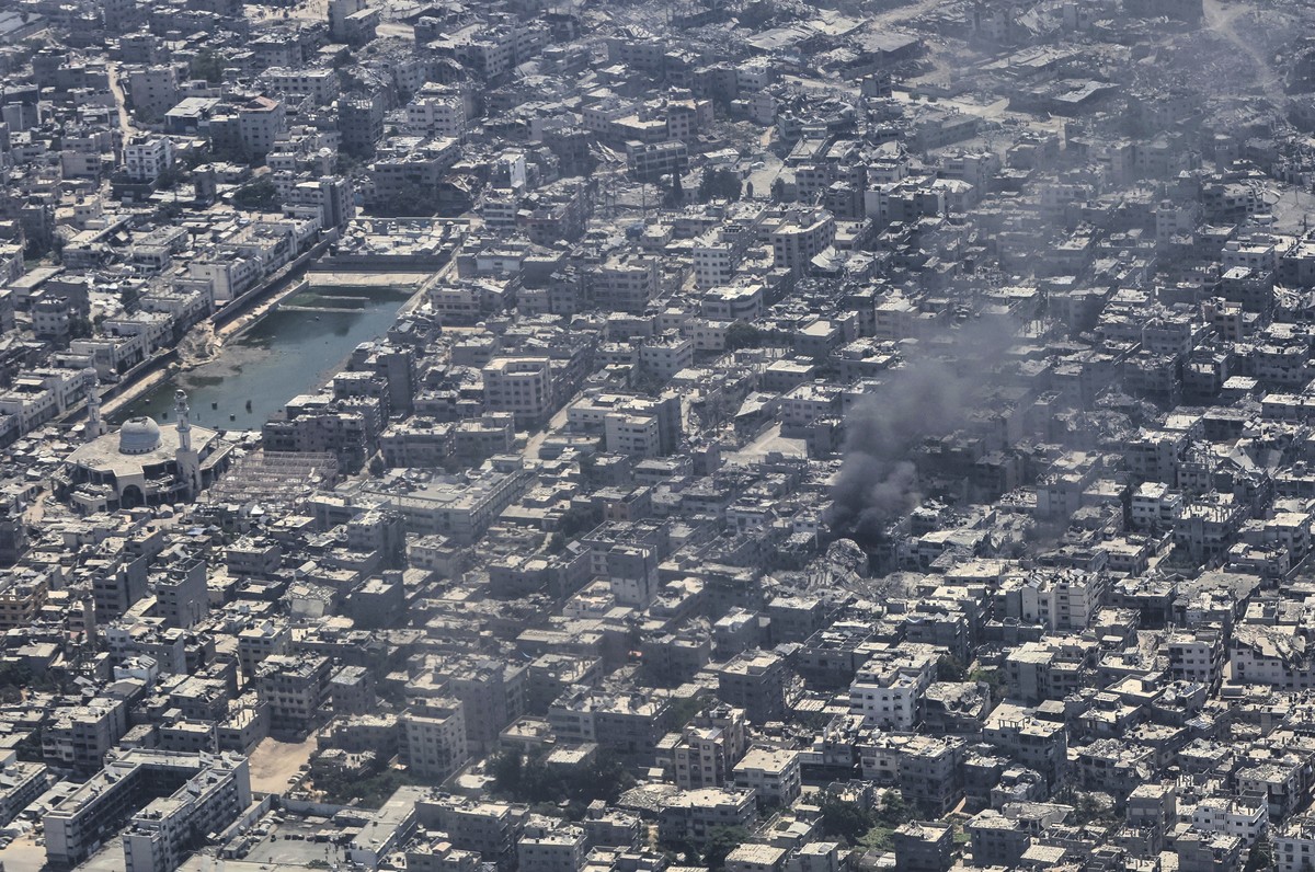From aboard a Jordanian Air Force C-130, smoke is seen rising from Gaza City during an aid airdrop, Thursday, Aug. 7, 2025. (AP Photo/Raad Adayleh)
Jordan Israel Palestinians Gaza