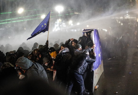 Demonstrators using signal flares, rally to call for the release of political prisoners and demand new elections in the center of Tbilisi, Georgia, Monday, March 31, 2025. (KEYSTONE/AP Photo/Zurab Tse ...