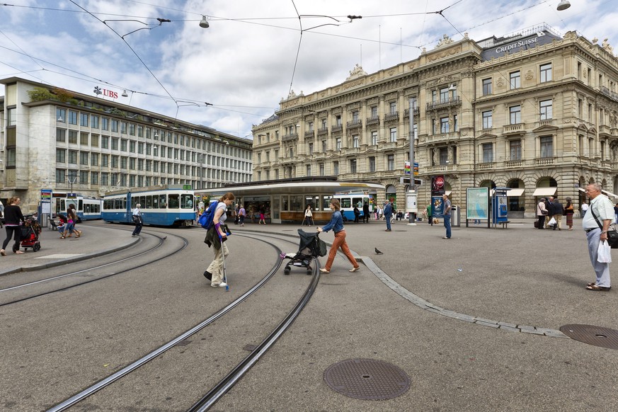 ZUR GRUENDUNG EINER GROSSBANKEN-LOBBY DURCH DIE UBS UND DIE CS STELLEN WIR IHNEN FOLGENDES THEMENBILD ZUR VERFUEGUNG - Ein Tram faehrt ueber den Paradeplatz am Freitag, 22. Juni 2012 in Zuerich. (KEYS ...